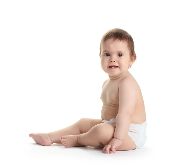 Söt baby flicka sitter isolerad på vit — Stockfoto