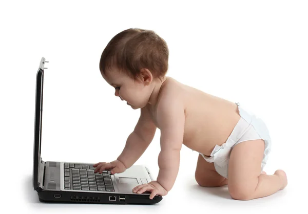 Niedliche Baby-Mädchen und Laptop isoliert auf weiß — Stockfoto