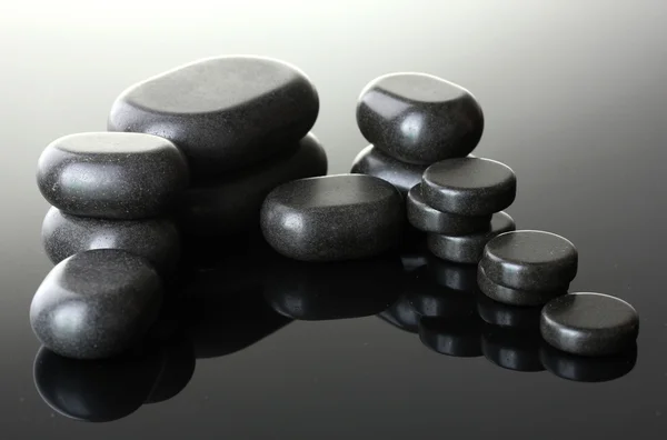 Спа-камені на сірому фоні — стокове фото