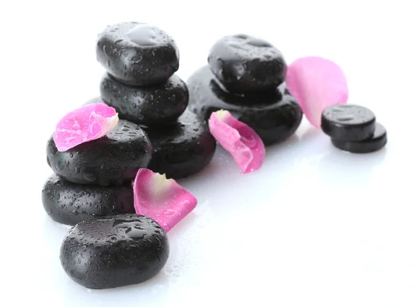 Spa stenen met druppels en rozenblaadjes op wit wordt geïsoleerd — Stockfoto