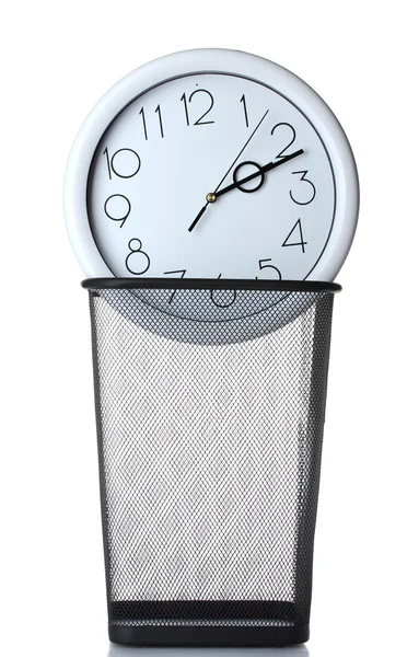 Настінний годинник у металевому сміттєвому баку ізольовано на білому — стокове фото