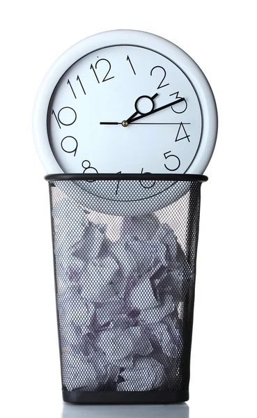 Настенные часы и бумага в металлическом мусорном ведре изолированы на белом — стоковое фото