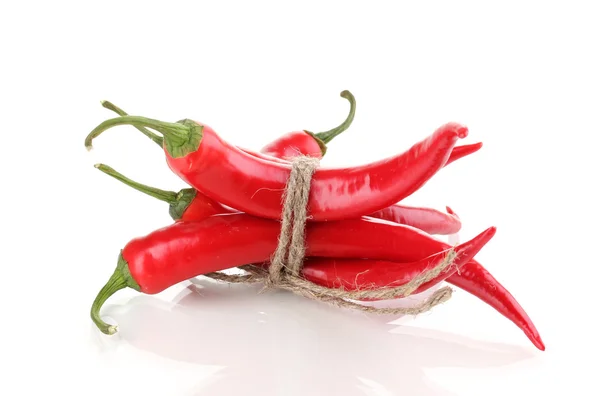 Rote Chilischoten gebunden mit Seil isoliert auf weiß — Stockfoto