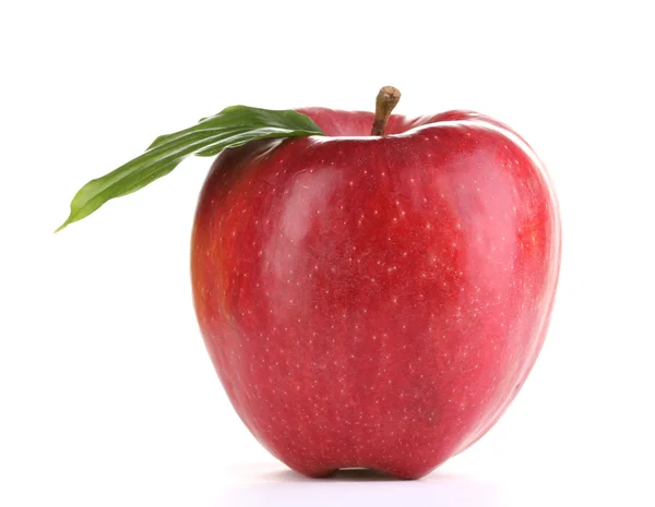 Pomme rouge juteuse isolée sur blanc — Photo