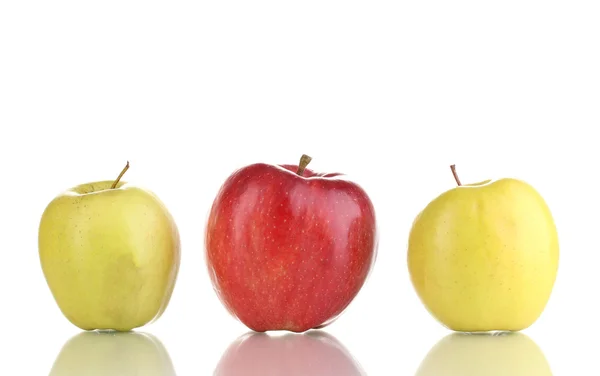 Drei saftige Äpfel isoliert auf weiß — Stockfoto