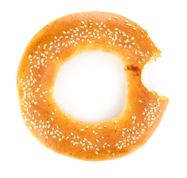 Pokousaný bagel s Sezamová semínka izolované na bílém — Stock fotografie