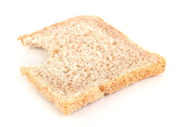 Δαγκωμένη φέτα ψωμί σίτου που απομονώνονται σε λευκό — Φωτογραφία Αρχείου