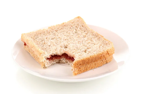 Panino morso con marmellata su piatto isolato su bianco — Foto Stock