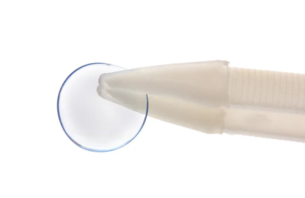 Pinças segurando lente de contato isolado em branco — Fotografia de Stock