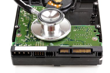 sabit disk sürücüsünde üzerinde beyaz izole stetoskop
