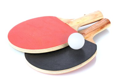 Ping-pong raketleri ve topu, beyaz üzerine izole edilmiş.