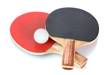 Ping-pong raketleri ve topu, beyaz üzerine izole edilmiş.