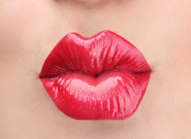 Göz kamaştırıcı kırmızı dudaklardan oluşan güzel bir makyaj.