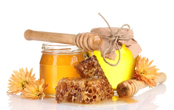 Dos frascos de miel, panales y rociadores de madera aislados en blanco —  Fotos de Stock