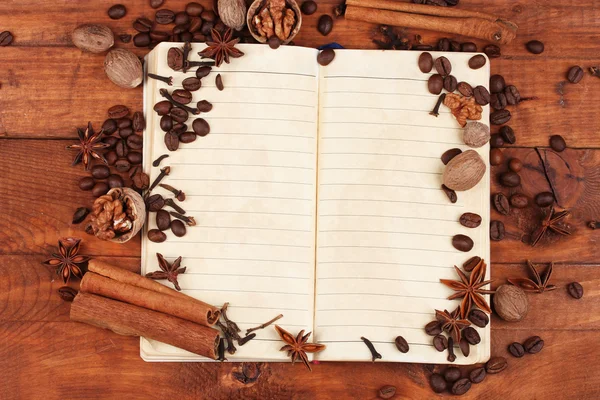 Starý papír pro recepty a koření na dřevěný stůl — Stock fotografie