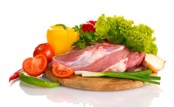 Syrové maso a zelenina na dřevěné desce, izolované na Svatodušní? — Stock fotografie