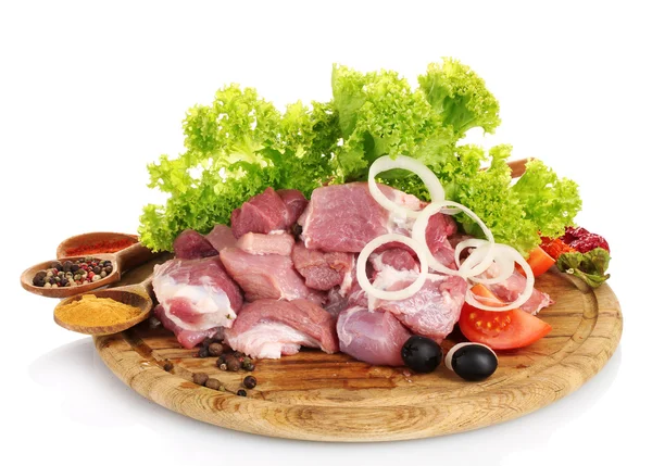 Stücke von rohem Fleisch und Gemüse auf Holzbrett isoliert auf weiß — Stockfoto