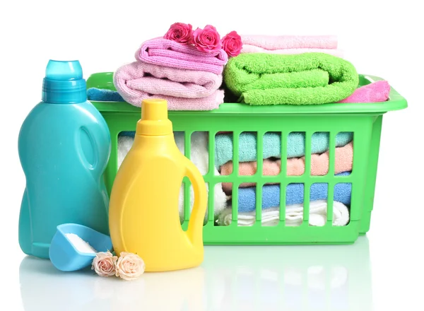 Detergenty i ręczniki w zielony plastikowy kosz na białym tle — Zdjęcie stockowe