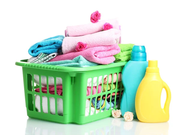 Rengöringsmedel och handdukar i grön plast korg isolerad på vit — Stockfoto