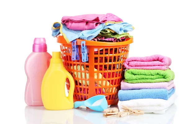 Vêtements avec détergent et poudre à laver dans un panier en plastique orange isolé sur blanc — Photo