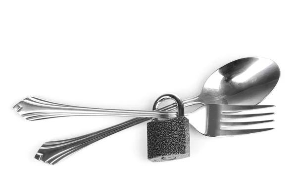 Vidlička a lžíce s visacím zámkem izolovaných na bílém — Stock fotografie