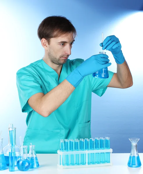 Vědci v laboratoři pracuje s chemikáliemi zkumavky — Stock fotografie