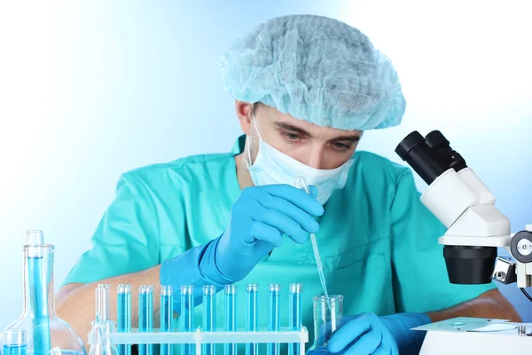 Scientist in the lab working with chemicals test-tubes — Stock Photo, Image