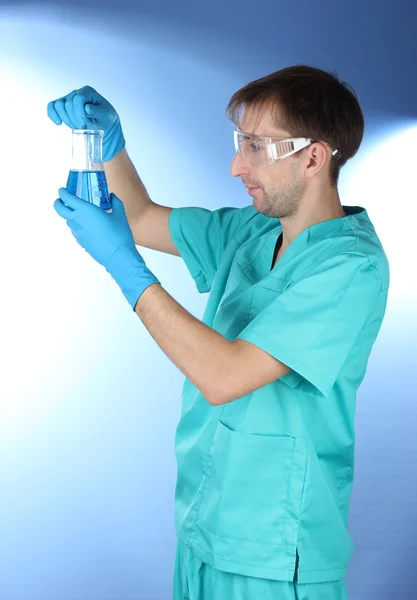 Naukowiec w laboratorium, pracy z chemikaliami probówki — Zdjęcie stockowe