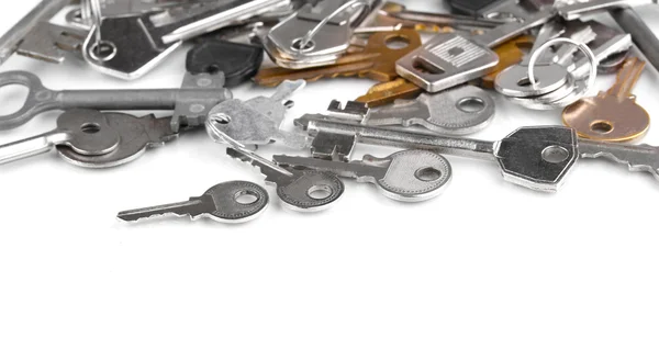 Lote de chaves metálicas isoladas em branco — Fotografia de Stock