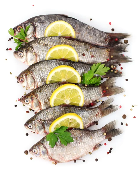 Färska fiskar med citron, persilja och krydda isolerad på vit — Stockfoto