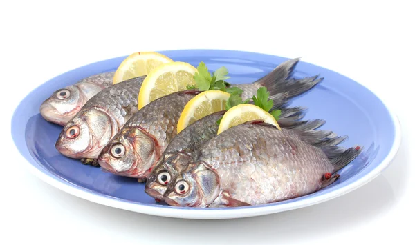 新鮮な魚とレモンとパセリを白で隔離されるプレート — ストック写真