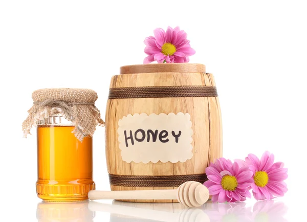Miel dulce en barril y tarro con rociador aislado sobre blanco —  Fotos de Stock