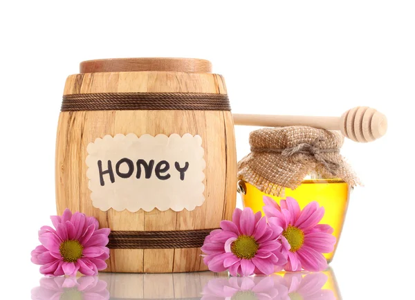 Süßer Honig in Fass und Glas mit Nieselregen isoliert auf weiß — Stockfoto