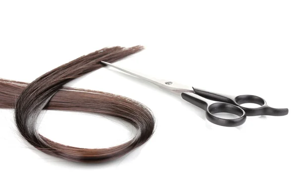 Glänzende braune Haare und Haarschneidescheren isoliert auf weiß — Stockfoto