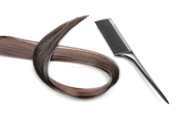 光沢のある茶色の髪と白で隔離される櫛 — ストック写真