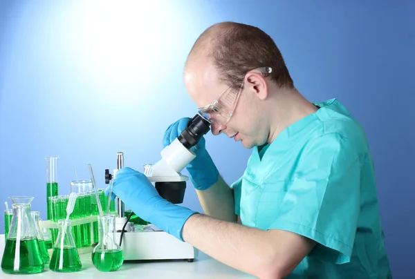 Científico mirando el microscopio en el laboratorio de química — Foto de Stock