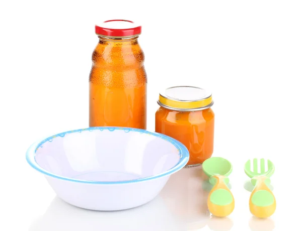 Tarro de puré de bebé y jugo con plato, cuchara y tenedor aislado en blanco —  Fotos de Stock