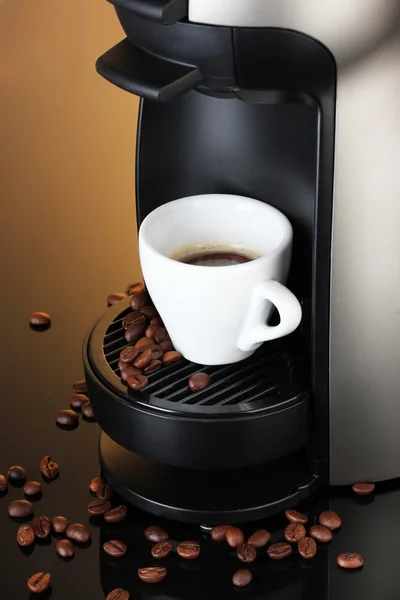 Máquina de café expreso y taza de café sobre fondo marrón — Foto de Stock