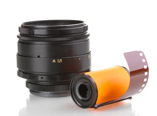 Nueva película fotográfica en cartucho y lente de cámara aislada en blanco —  Fotos de Stock