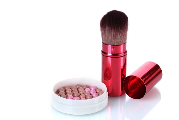 Escova vermelha para maquiagem com bolas de pó isoladas em branco — Fotografia de Stock