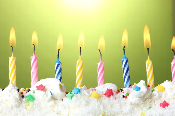 Belle candele di compleanno su sfondo verde — Foto Stock