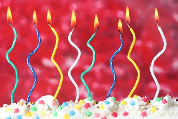 Szép születésnapi gyertyák, piros háttér — Stock Fotó