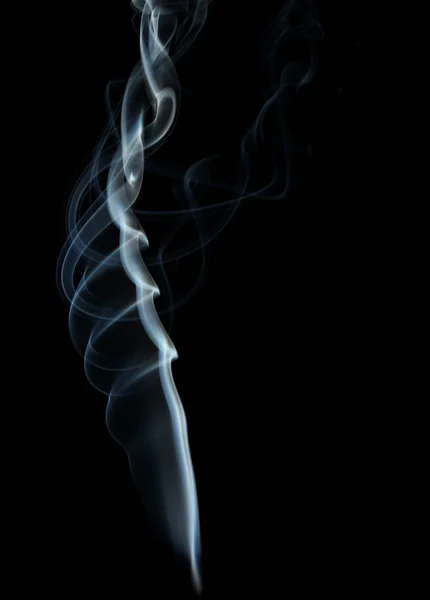 Fumée abstraite sur fond noir — Photo