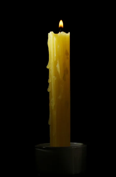 Žlutá svíčka na černém pozadí — Stock fotografie