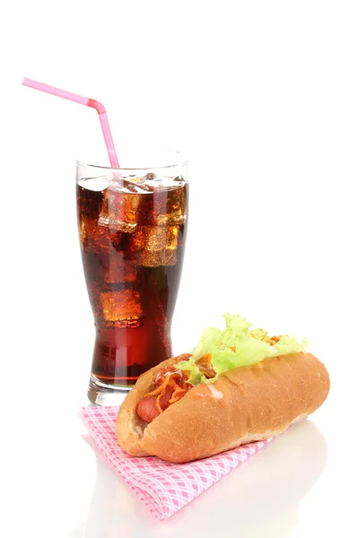 Cachorro-quente e cola apetitosos isolados em branco — Fotografia de Stock