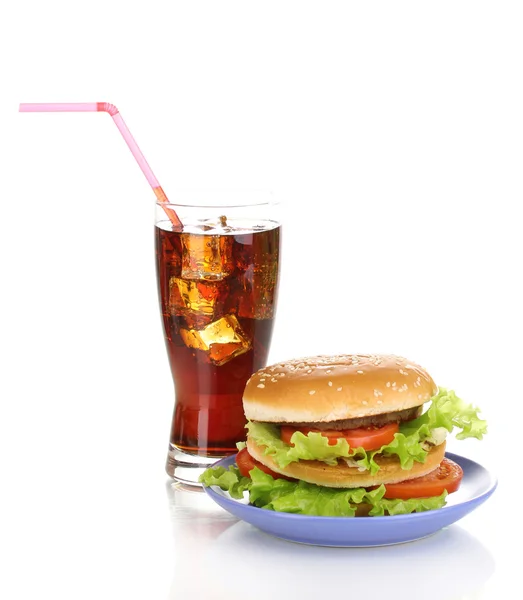 Grand et savoureux hamburger sur plaque avec cola isolé sur blanc — Photo