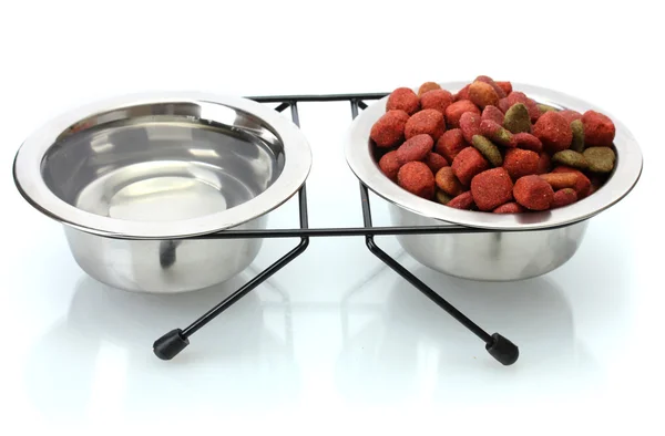Nourriture sèche pour chien et eau dans des bols métalliques isolés sur blanc — Photo