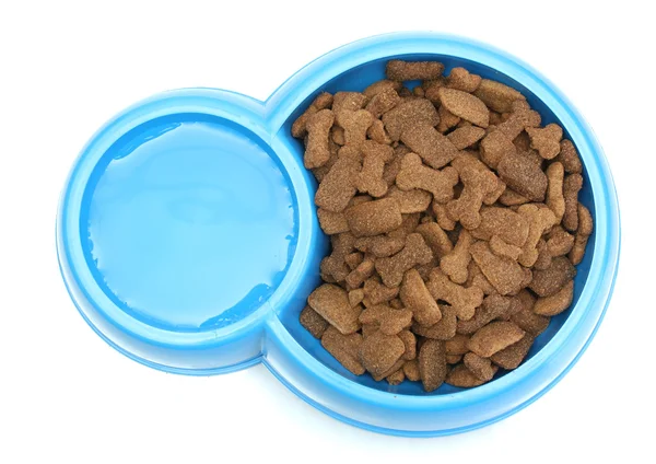 Kuru Köpek Gıda ve mavi üzerine beyaz izole kase su — Stok fotoğraf