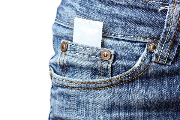 Презерватив в кармане синих джинсов на белом — стоковое фото