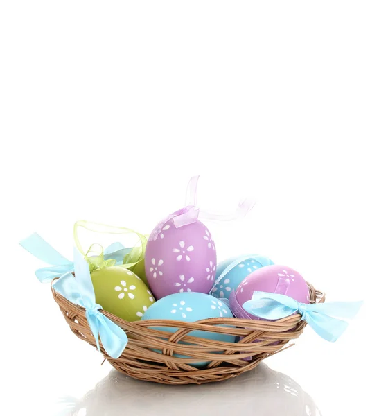 Huevos coloridos de Pascua en cesta aislados en blanco — Foto de Stock